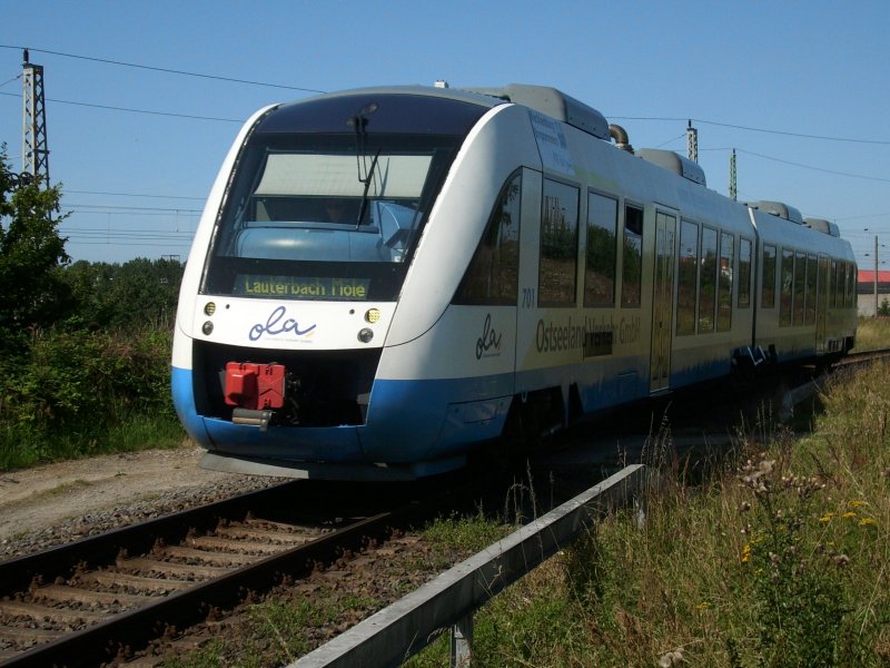 Seit vier Monaten passiert OLA-Triebwagen 701 Tag tglich diesen kleinen Bahnbergang bei Bergen/Rgen.So auch am 05.August 2009 als der Triebwagen wieder Bergen/Rgen nach Lauterbach Mole verlie.