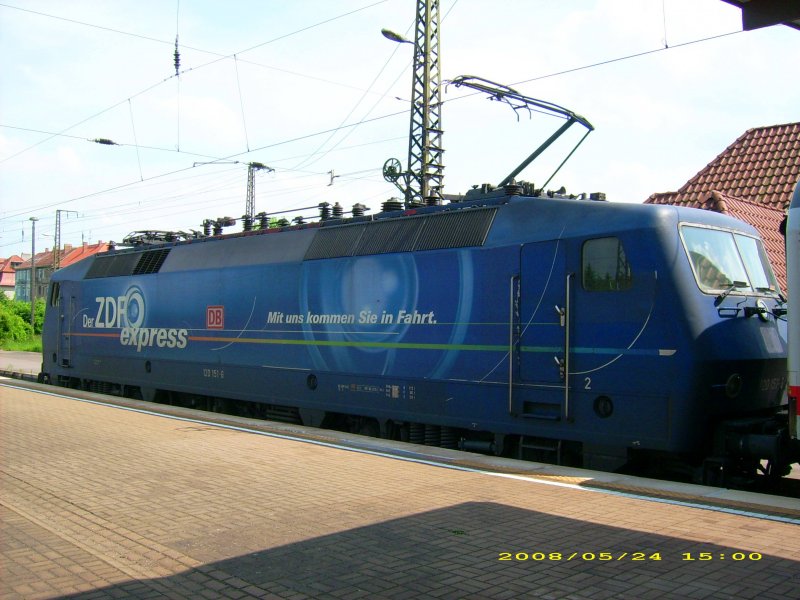 Seitenansicht von 120 151 im Bahnhof Weimar. Fotografiert am 24.05.08.