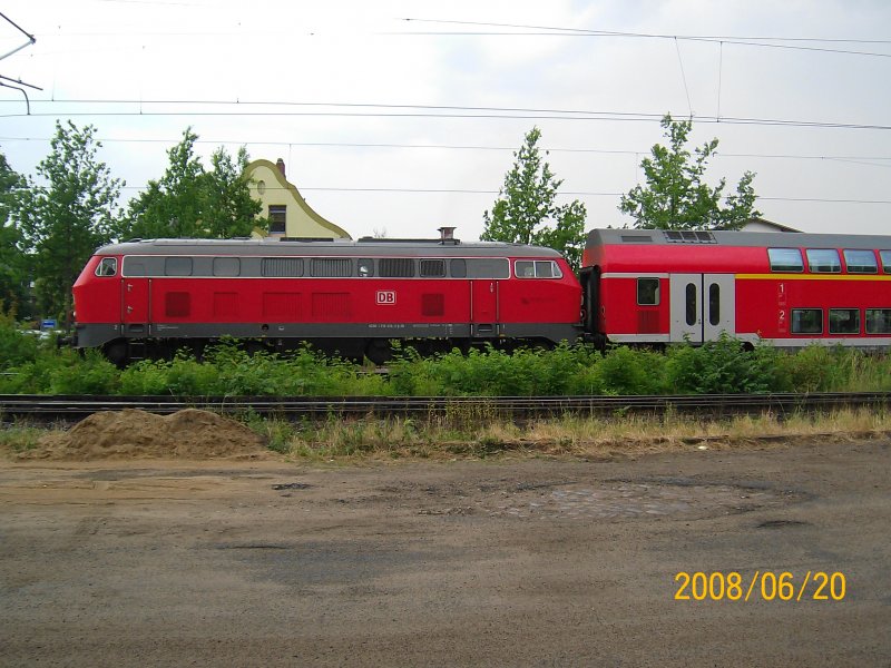 Seitenansicht der 218 413-3 die den RE 21425 Richtung Hamburg Hbf aus dem Reinfelder Bahnhof zieht. 20.06.08.