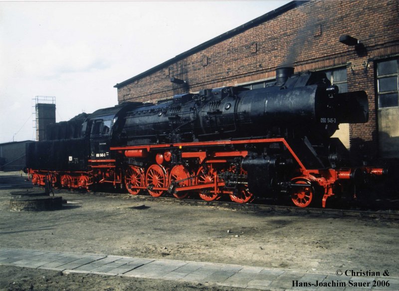 Seitenansicht der 50 3545-3 neben dem „Neuen Lokschuppen“ von Gstrow.
Die Lok war anlsslich einer Lokfhrerausbildung im Mai 1992 dort stationiert.
