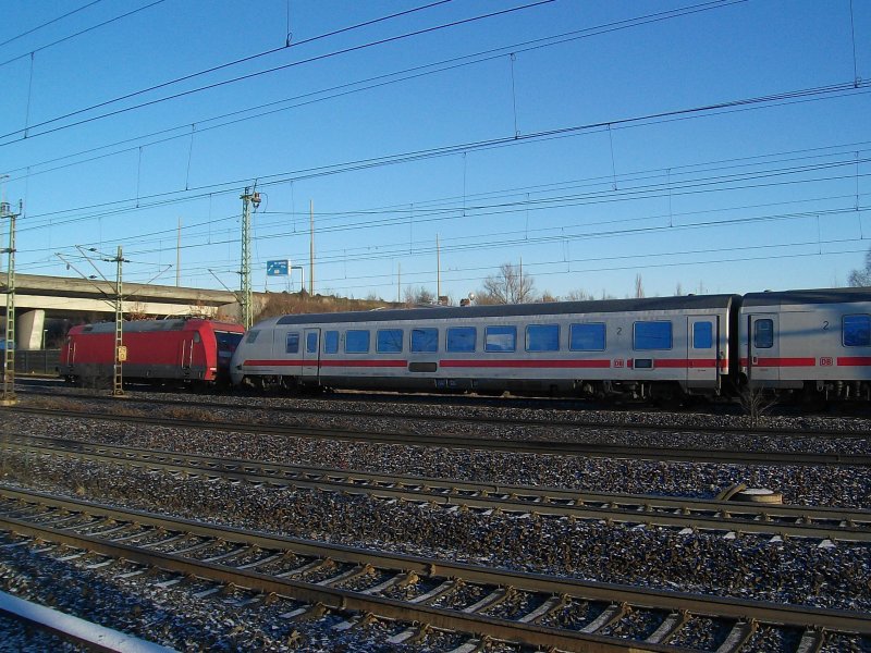 Seitenansicht auf eine 101 und ein IC Stw. Bpmdbzf welche als Lr in Hamburg-Harburg einfahren und dort auf dem eigentlichen Gz. Gleis auf eine berholung wartet. 2.01.09.
