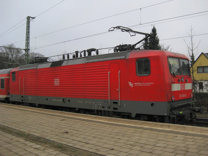 Seitenansicht auf 112 153-2 die gerade die RB 21374 nach Ahrensburg in Hamburg-Wandsbek zum stehen gebracht hat. 21.02.09.