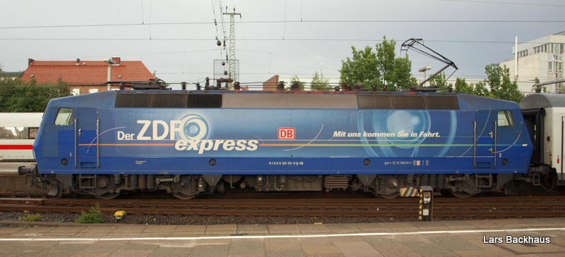 Seitenansicht auf die 120 151-6  Der ZDF express  bei der Ausfahrt mit CNL 479 nach Zrich HB am 21.06.09 aus Hamburg-Altona.