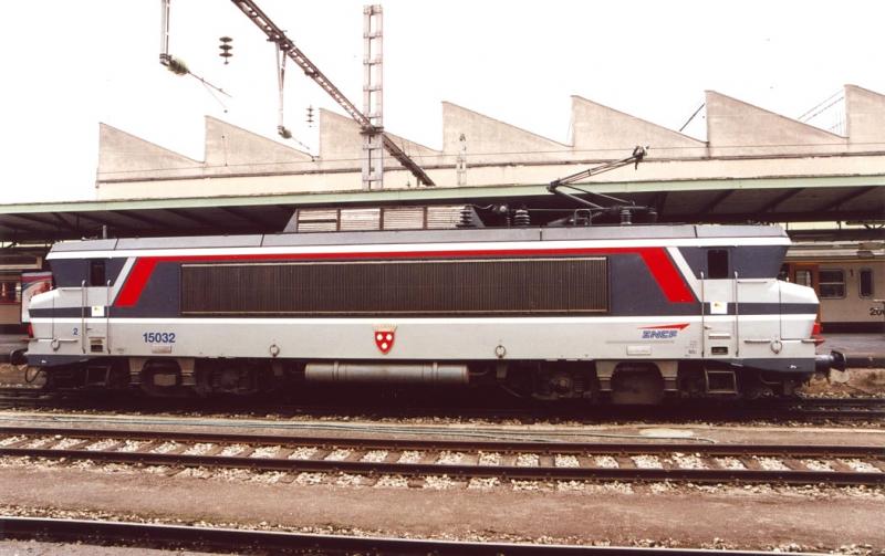 Seitenansicht der BB15032 in Corail-Plus Lackierung,  
Luxemburg, August 2002