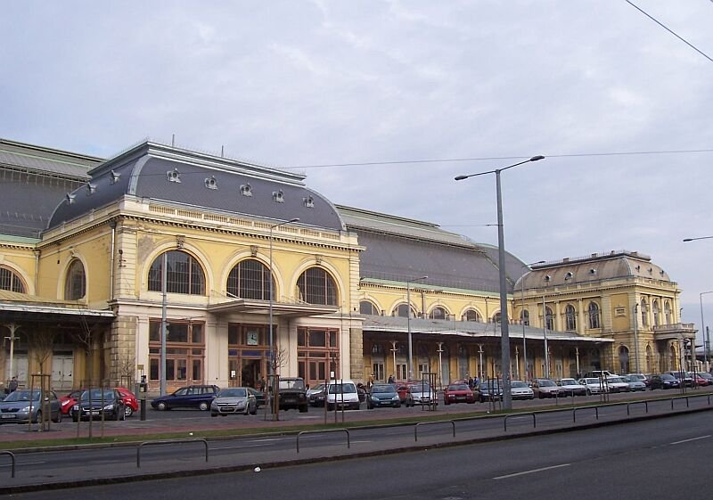 Seitenansicht des Bahnhofes Budapest-Keleti am 20.01.2007, auch dieser Bahnhof hat vor der Bahnsteighalle auf beiden Seiten Flgelbahnhfe.