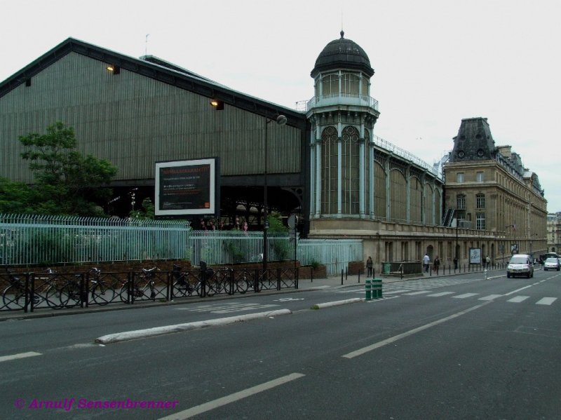 Seitenansicht des Gare Saint Lazare. Er ist heute einer der sechs groen Kopfbahnhfe von Paris. Die Geschichte des Gare Saint Lazare beginnt 1837. Der heutige (dritte) Bahnhof hier wurde zwischen 1842 und 1853 erbaut. 1889 gab eine – durch die Weltausstellung notwendig gewordene – bedeutende Vergrerung, dem Gare Saint Lazare sein heutiges Aussehen.
26.06.2007
