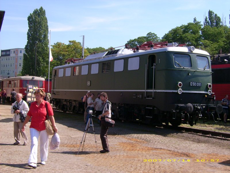 Seitenansicht von E 50 091 auf dem Sommerfest vom DB-Museum Halle/Saale. Fotos ohne strende Besucher waren an diesem Tag einfach nicht mglich!