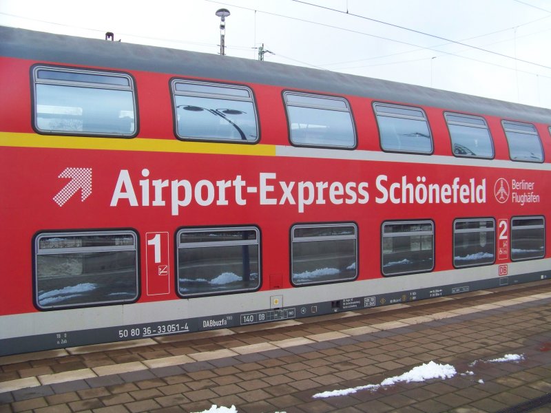 Seitenansicht eines DABuzfa 760. Dieser Steuerwagen, mit einer Hchstgeschwindigkeit von 140 Km/h, steht im Bahnhof Lbbenau/Spreewald als RB 14 nach Nauen bereit. Datum: 20.03.2008