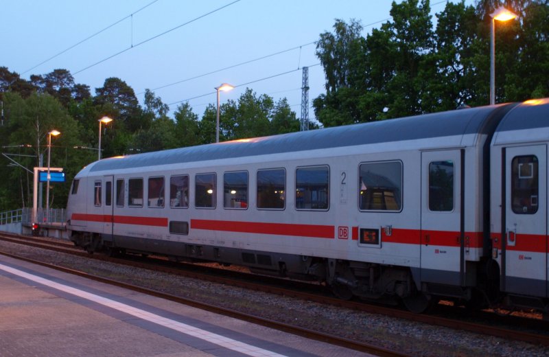 Seitenansicht eines IC Steuerwagens Bpmdbzf, der am Ende von IC 2213 nach Stuttgart Hbf hngt. Ostseebad Binz, 29.05.09.