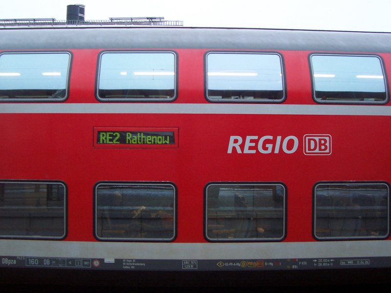 Seitenansicht eines Mittelwagen. Dieser steht am 01.01.2008 in Lbbenau/Spreewald und zeigt ( RE2 Rathenow ) und  Regio DB  an.