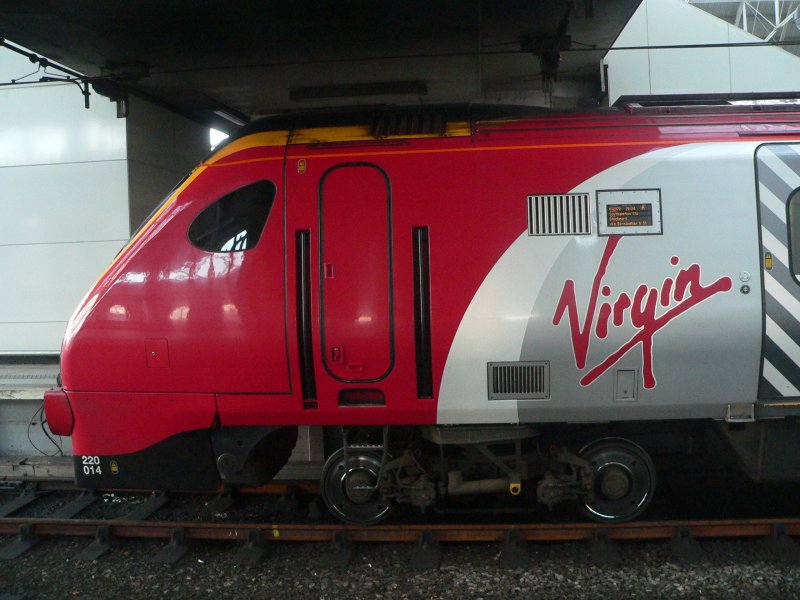 Seitenansicht eines Virgin Train. Aug 2006