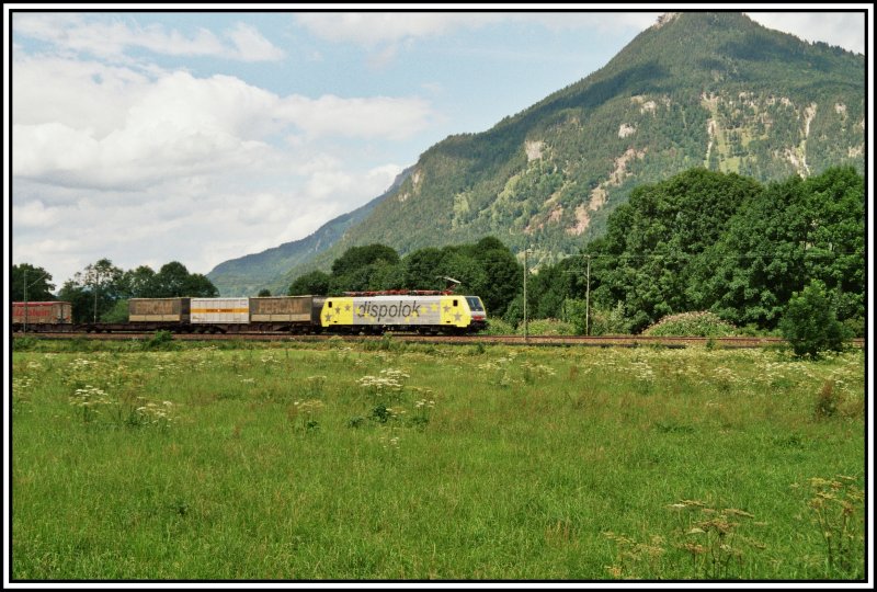 Seitenansicht der ES64F4-011, die mit einem Gterzug des Kombinierten Ladungsverkehrs von Mnchen zum Brennerpass fhrt. Aufgenommen bei Niederaudorf im Sommer 2005. Der Schriftzug  Dispolok  und die Sterne stehen der Lok sehr gut!