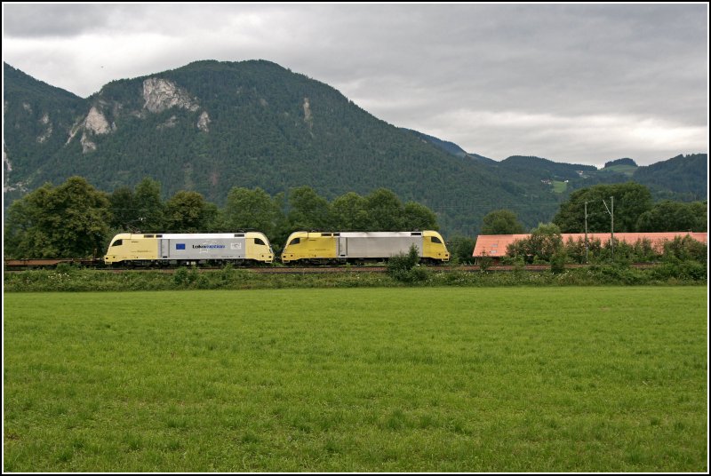 Seitenansicht der ES64U2-034 und der ES64U2-001. Letztere war neben der ES64U2-002 die erste Lok die die Lokomotion fr ihre Zge angemietet hat.