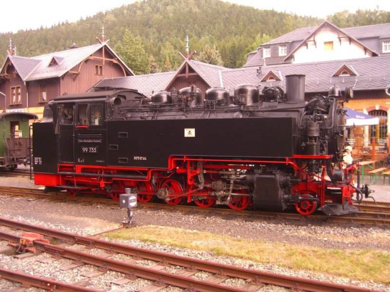 Seitenansicht der Lokomotive 99 735 im Bahnhof Oybin.