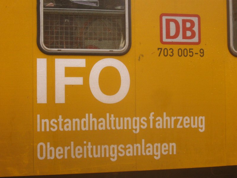 Seitenaufschrift an 703 005-9 am km 80,8 der Schwarzwaldbahn 1.3.08