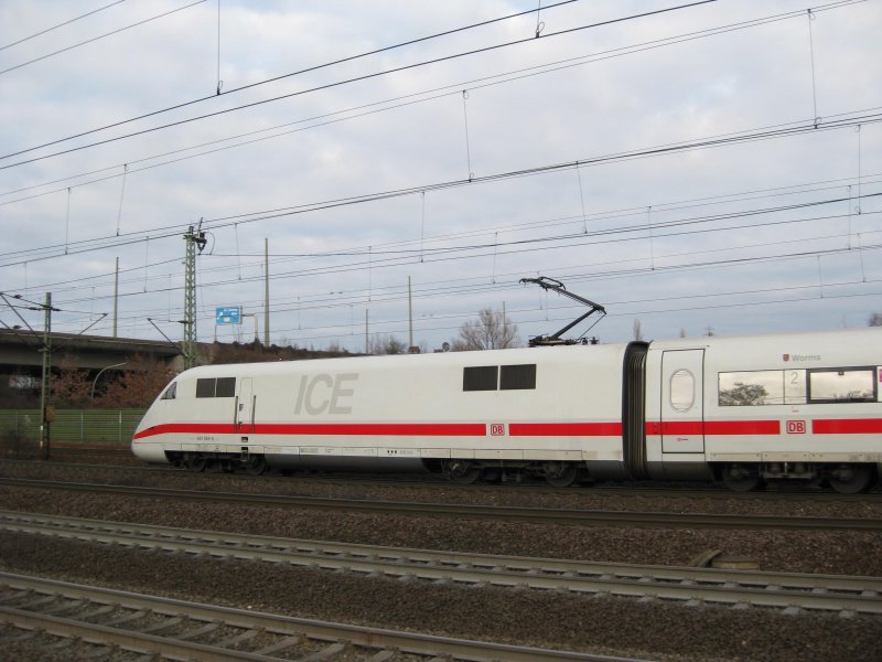 Seitenschuss auf den 401 069-0 bei der Einfahrt als ICE 882 Mnchen Hbf - Hamburg-Altona am 31.01.09 in Hamburg-Harburg.