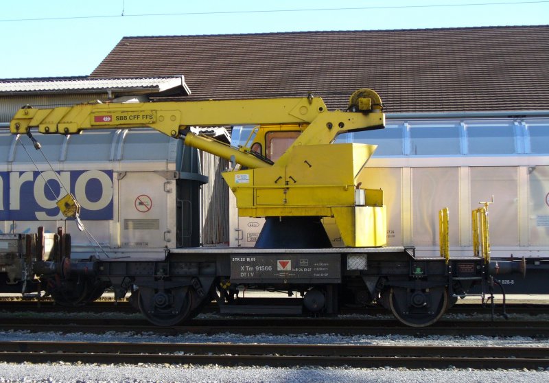 Selbstfahrender Kran der SBB X Tm 1/2 91566 ( Erbauer Aebi/Regensdorf.. Baujahr 1989 .. Fabriknr. 1970) abgstellt im SBB Gterbahnhof von Biel/ Bienne am 18.11.2006