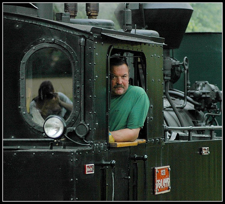 Selbstportrait: Erst zu Hause habe ich bemerkt, dass ich mich auf dieser Aufnahme selber verewigt habe. (Stainzer Flascherlzug am 13.5.2006)