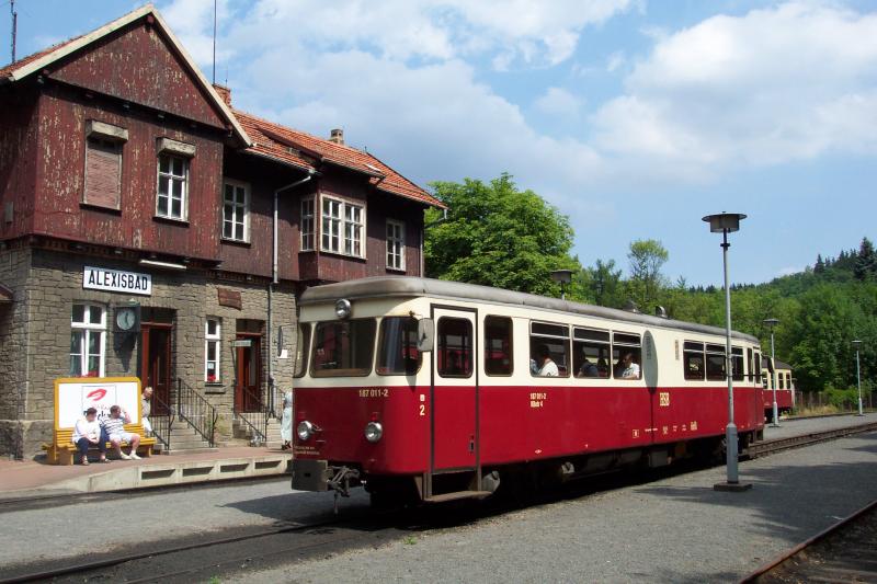 Selketalbahn Triebwagen 187-011-2 in Alexisbad 2 am 22.07.2003 vor der Weiterfahrt nach Harzgerode.JPG