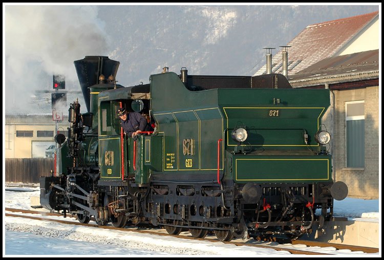 Selten, aber ab und zu fotografiere ich eine Dampflok auch von hinten. 671 fhrt auf den fr sie bereitgestellten R 8515, den sie in Krze von Graz nach Wies bringen wird. Aufgenomman am 5.2.2006 am Graz-Kflacher Bahnhof. 