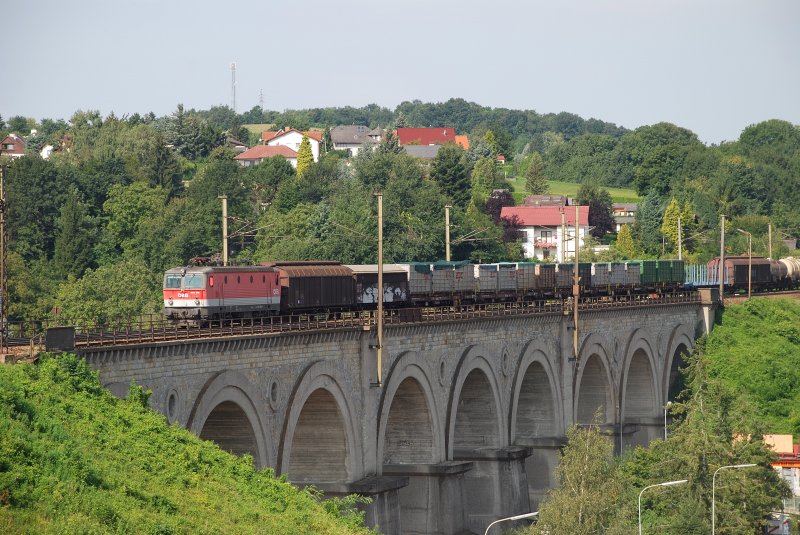 Selten auf der Westbahn anzutreffen sind Loks der Baureihe 1044 (meine Lieblingsloks). 1044 039 passierte am 18.August 2009 um ca. 10.00 Uhr das Viadukt zwischen den Haltestellen Neulengbach und Neulengbach Stadt. Am Haken hatte sie einen Gterzug und sie fuhr Richtung Wien Zvbf.