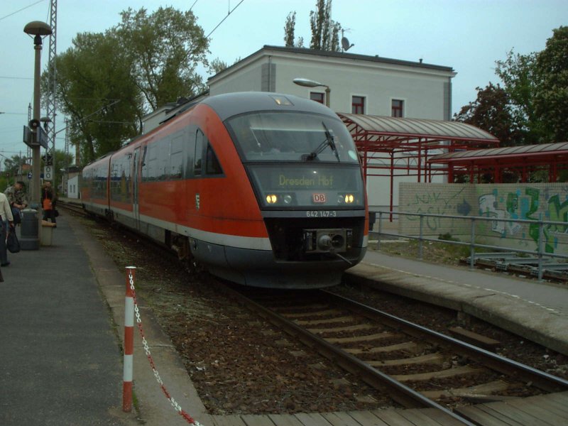 Selten trifft man hier in Groenhain Cottb Bf auf VT 642, doch am
13.05.2006 wird 642 147/647 fr den RE 17227 von Hoyerswerda nach Dresden Hbf eingesetzt, hat aber 20 Minuten Versptung. 