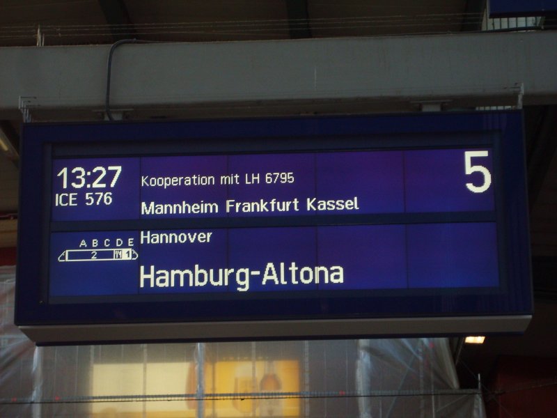 Seltene Anzeige in Stuttgart Hbf. Kooperation mit Lufthanserflug 6795. 12.10.08