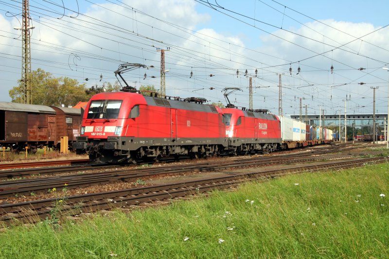 Seltene Doppeltraktion: DB 182 015 und 182 010 bei der Fahrt in Richtung Passau. Aufgenommen am 6. Oktober 2007 im Bahnhof Wels.