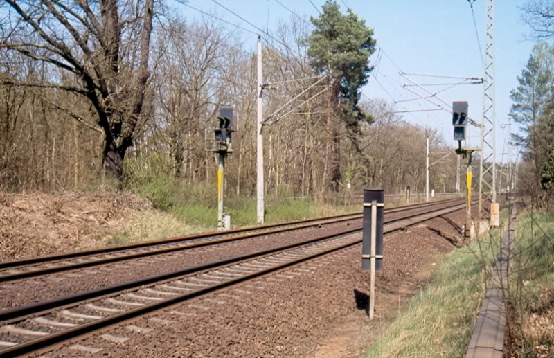 Seltene Vorsignale: Als man in den 90igern das KS-Signal System einfhrte verzichtete man auf die blichen Vorsignaltafeln und ersetzte diese durch die gelben Dreiecke. Heute werden diese beim KS- und Hl-System dazu genutzt, um anzuzeigen, dass das Hauptsignal eine Vorsignalfunktion hat. Die Einfahrvorsignale des Bahnhofs Berlin-Wannsee von Potsdam kommend besitzen bis heute keine Vorsignaltafeln sondern nur die gelben Dreiecke. Bild vom April 2009