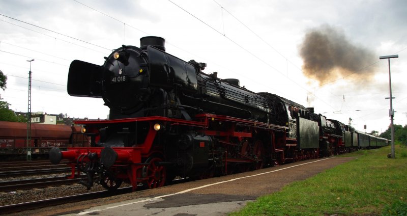 Seltener Besuch im Ruhrpott: 41 018 und 41 360 mit DPE 88077 (Nrnberg - Kln) dampften Richtung Klner Hbf durch Kln West. Am Zugschluss hing noch 139 133-3 der Lokomotion. Aufgenommen am 02.09.2009. Leider bei recht suboptimalem Fotowetter, die Sonne lie sich erst spter mal blicken...