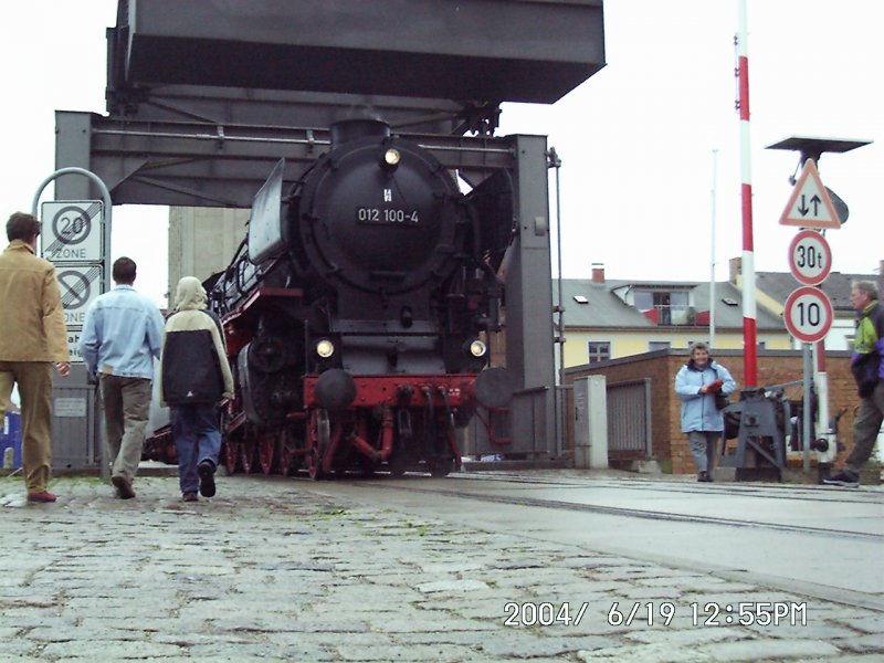 seltener Besuch im Stralsunder Hafen zur  Gorch Fock 
bemerkenswert die Belastung der Klappbrcke Strae 30t
und Schiene?
da rollen runde 120t vorbei am 19. 06. 2004