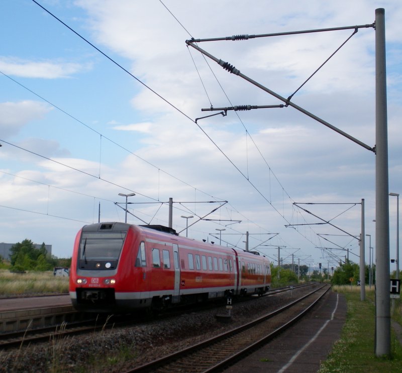 Seltener Gast auf der KBS 595: am 19.06.2008 rauscht 612 533 als Leerfahrt durch den Bahnhof Artern. 