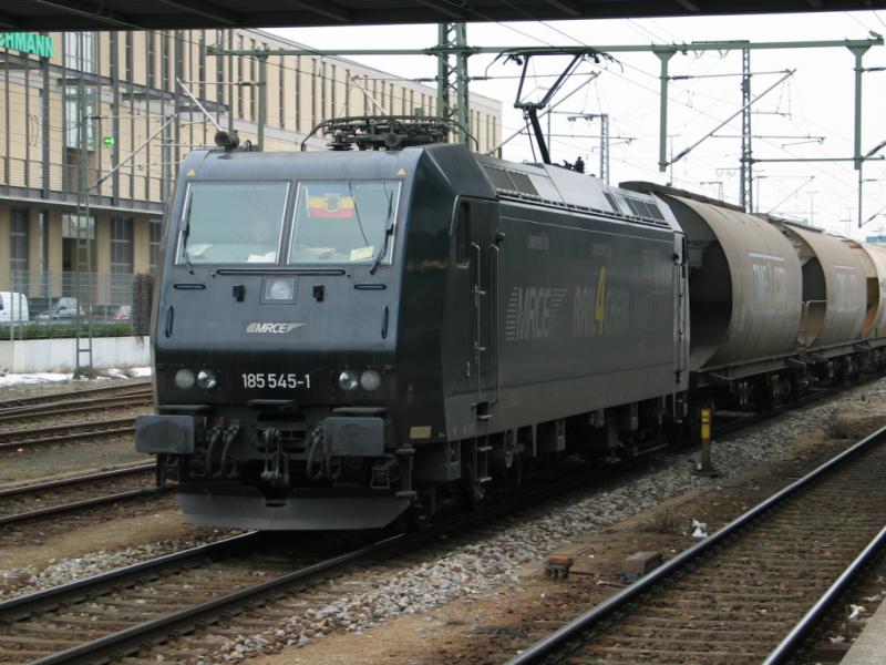Seltener Gast auf der Strecke Nrnberg-Passau-Linz ist 185 545 1 der Rail4Chem Gesellschaft. 18.3.2006 in Regensburg Hbf.