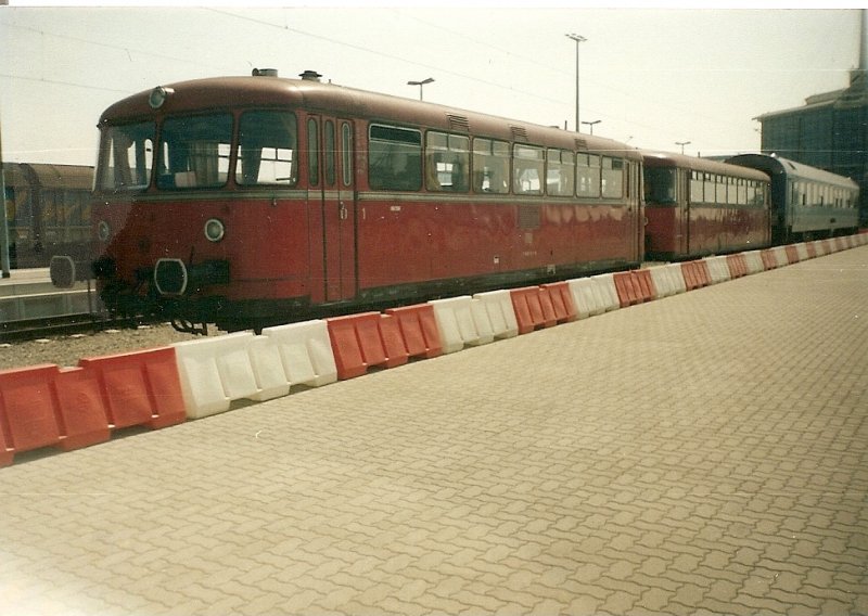 Seltener Gast im Fhrhafen Mukran: der Uerdinger Schienenbus 796 731 und 796 744 die ich an einem Augusttag 1999 im Fhrhafen antraf.