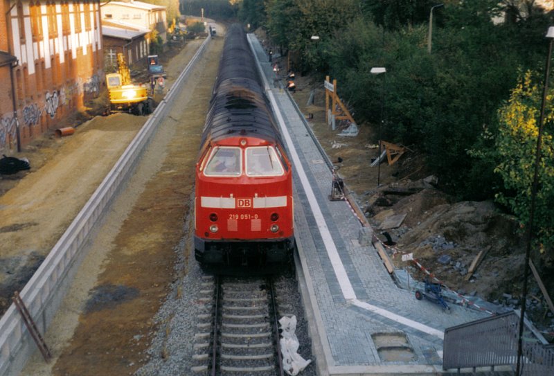 Seltener waren Einstze der 219 auf der RB60 Grlitz-Dresden. Diese Zge verkehrten im ZWS Betrieb und wurden Hauptschlich mit 234 bespannt. Nicht aber am 06.10.1999, als 219 051-0 den neu entsehenden Haltepunkt Grlitz Rauschwalde mit RB17672 nach Dresden Hbf verlt. Gleichzeitig wurde auch ein zweites Gleis verlegt. (eingescannt)