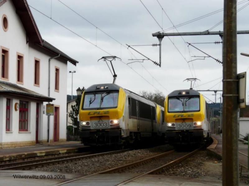 Seltenes Bild im Bahnhof von Wilwerwiltz! Nachdem Lok 3009 mit IR 116 den Bahnhof von Wilwerwiltz in Richtung Lttich verlassen hat, kann Lok 3003 die defekte Lok 3007 mit Zug IR 114 nach Troisvierges abschleppen. 09.03.08   