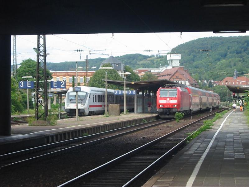 Seltenes Bild in Weinheim (Bergstra�e) Links IC in Richtung Heidelberg und Rechts RE in Heidelberg dieser hatte Versp�tung so das dieses Treffen zustande kam.