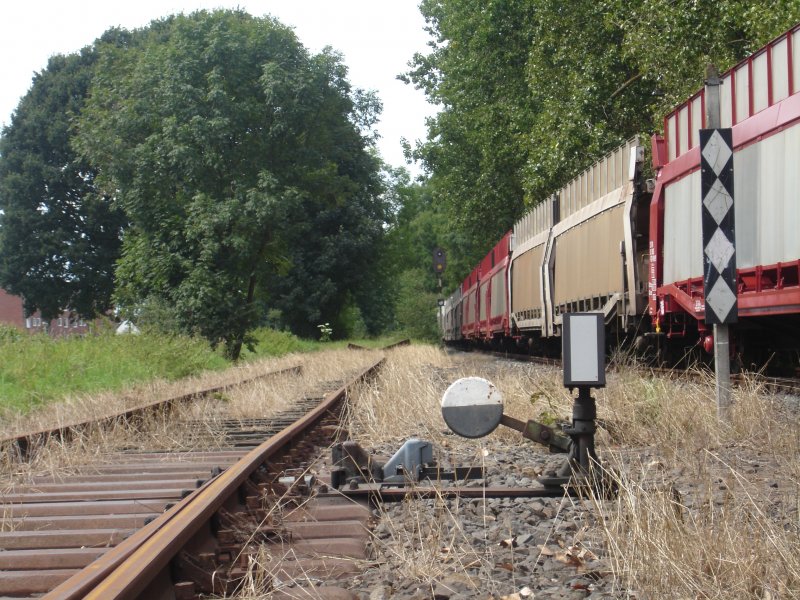 Seltenheit in Grebben-Oberrbuch. Autotransporter der Firma STVA. 
Normalerweise findet man hier ausschlielich Kesselwagen. Warum diese Waggen hir abgestellt waren ??? Das linke Gleis fhrt nach Heinsberg, ist aber wahrscheinlich bis 2008 noch Stillgelegt. Dann soll die Strecke Linder-Heinsberg wider von der EuregioBahn befahren werden  