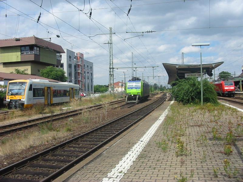 Seltenheit in Worms Hbf Links ein Regioshuttle der Salztaler Eurobahn (VT 1.01) dieser Zug stand hier in Womrs Hbf, weil das ein Geburtstagszug fr irgendjemanden war, daneben 485-015 der BLS Cargo und rechts 146-003.