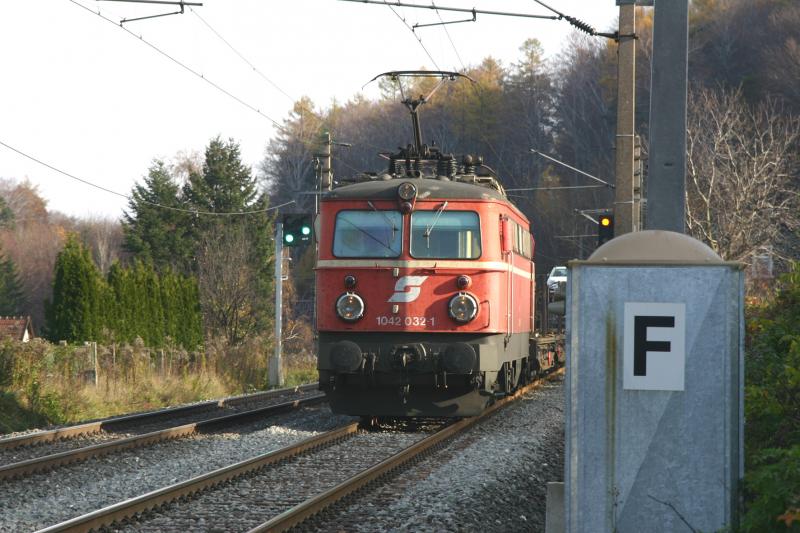 Semmeringbahn: 1042 032-1 mit einem talwrts fahrenden Gterzug zwischen Kb und Payerbach-Reichenau. (11.11.2005)