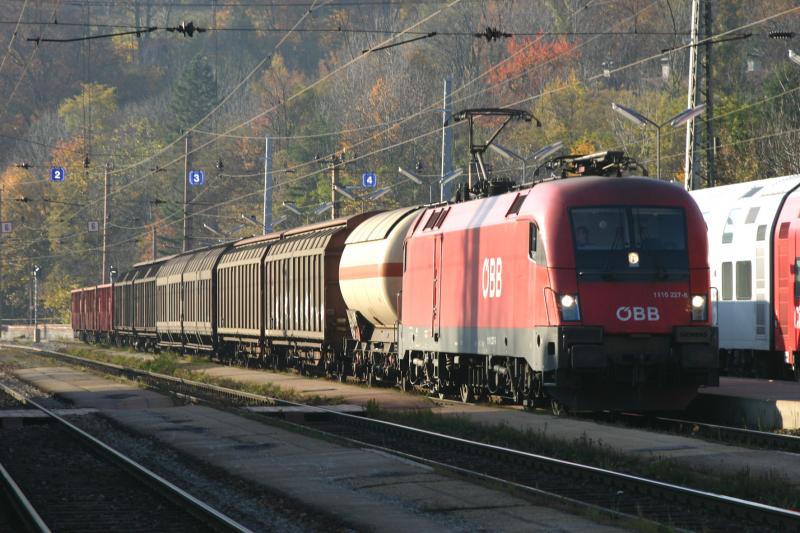 Semmeringbahn: 1116 227-8 mit einem Talwrts fahrenden Gterzug bei der Durchfahrt in Payerbach-Reichenau. (31.10.2005)
