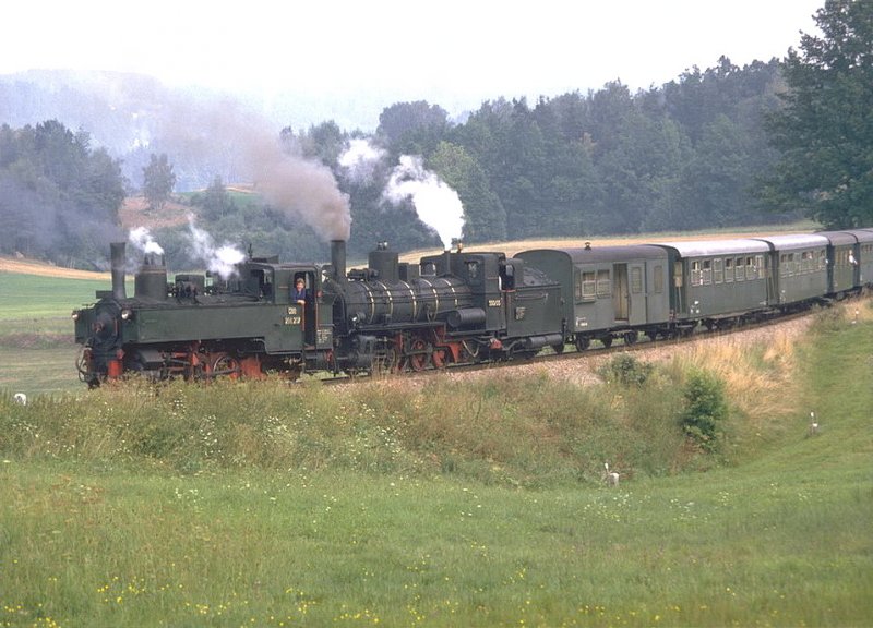 September 1987,Dampf im Waldviertel,Lok 298.207 zusammen mit 399.05 vor einem Personenzug.(Archiv P.Walter)
