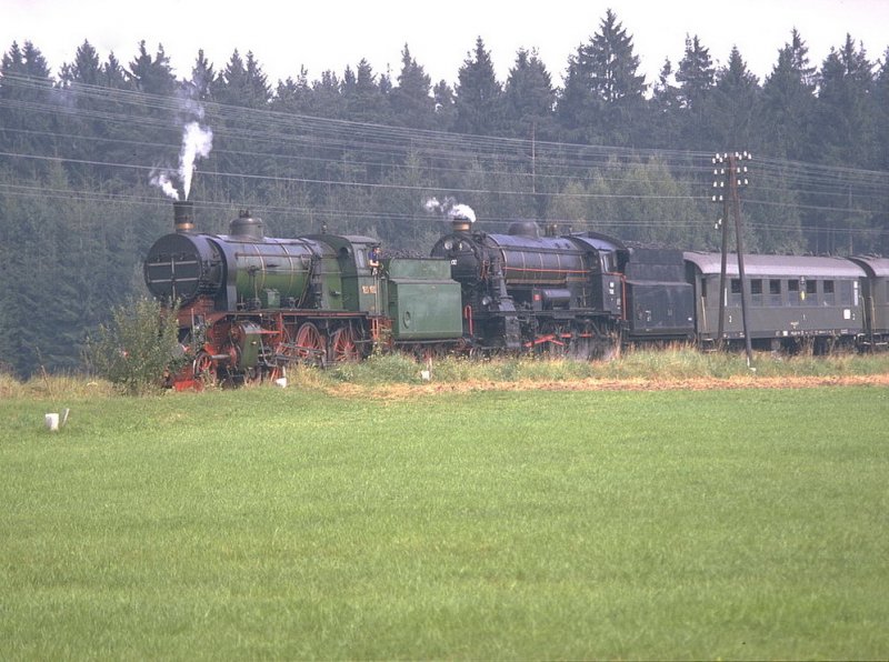 September 1987.Vorspannlok 109.109 vor 33.132 mit einem Extrazug auf der Nordbahn von Wien nach Gmnd/N (Archiv P.Walter)