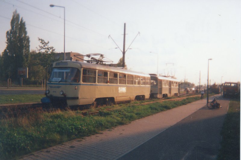 September 2000: Da in Leipzig an der Torgauer Brcke ber die Gterbahn gebaut wird, findet ein Pendelverkehr mit einer HECK AN HECK- Traktion zwischen Paunsdorf-Nord und Karolusstr (bzw.  An den Theklafeldern ) in Leipzig-Heiterblick statt