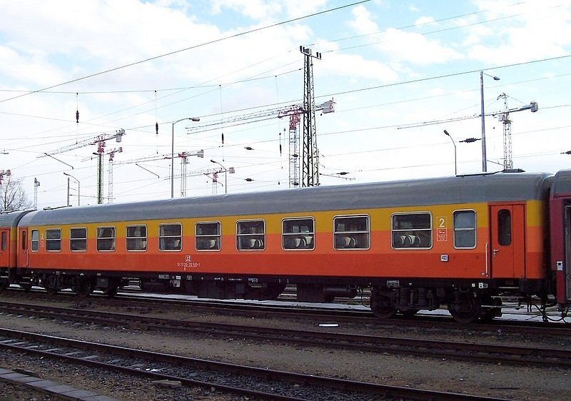 Serbischer Schnellzugwagen 2.Klasse abgestellt am 19.01.2007 im Bahnhof Budapest-Keleti.