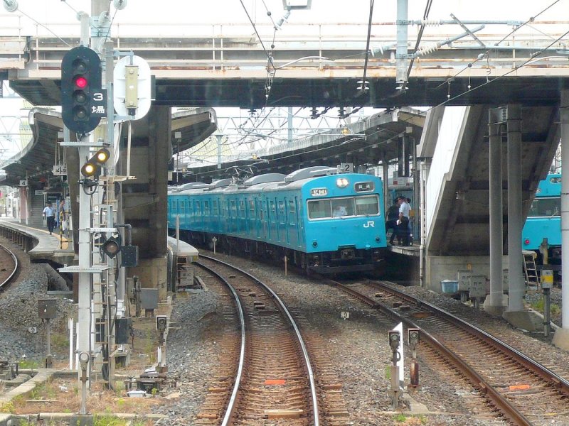 Serie 103: Mehr als 30 Jahre nach der Aufnahme in Suma (Kobe) sind die blauen Züge noch immer unterwegs, jetzt natürlich mit Klimaanlage (sichtbar auf dem Dach). Sie fahren nun von Osaka aus nach Süden; Aufnahme des KUHA 103-116 in Hineno, 21.August 2008. 