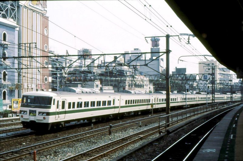 Serie 185: Aufgenommen in den Jahren, wo diese Serie die  Relay -(Verbindungs-)Dienste zwischen Tokyo Hauptbahnhof und dem damaligen Ausgangspunkt für den Shinkansen nach Norden, Ômiya, ausführte. Steuerwagen KUHA 185-204 mit Zug in Tokyo-Uguisudani, 2.Oktober 1984. 