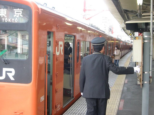 Serie 201: Die orangen Züge der S-Bahn Tokyo (JR) (Chûô-Linie). Der Schaffner ist ausgestiegen,überwacht das Ein- und Aussteigen der Fahrgäste und betätigt den Lautsprecher mit einer musikalischen Melodie, welche ankündigt, dass er die Türen gleich schliessen will. Die Melodie kann legal gehört werden auf http://hassya.net/bell/jr024.mid   
 Tokyo-Musashi Sakai, 1.April 2007. CHÛÔ-LINIE