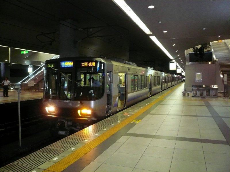 Serie 223: Ab 1993 gebaut; klassischer S-Bahn-Zug für Strecken in der Kansai-Region, auf denen die Fahrgäste grössere Distanzen zurücklegen. Bis heute 926 Wagen vorhanden. Im Bild ein Zug mit Frontwagen クモハ(KU MO HA)223-2513 (KU-mit Führerstand,MO-mit Motor,HA-gewöhnl.Sitzwagen) im Flughafenbahnhof des Internationalen Flughafens Kansai, 21.August 2008.