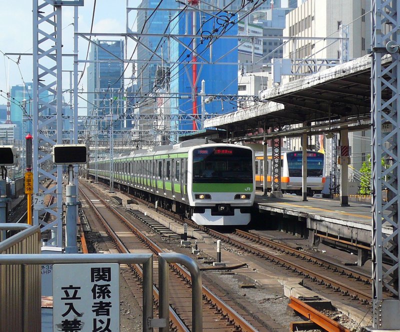Serie 231 (als E231 angeschrieben; E=Besitz der Ostjapanischen JR): Die Wagen mit dem hellgrünen Streifen fahren auf der Yamanote-Linie, die einen Ring um Tokyo bildet. An 2.Stelle ist ein  Stehwagen  erkennbar. Zusammensetzung:クハE231-サハE230(Stehwagen)-モハE231-モハE230-サハE230(Stehwagen)-モハE231-モハE230-サハE231-モハE231-モハE230-クハE230 (ク=KU Steuerwagen,モ=MO mit Motor,サ=SA ohne Motor,ハ=HA gewöhnl.Personenwagen). Hier fährt Steuerwagen KU-HA E231-502 am 16.August 2008 in Tokyo-Kanda ein. YAMANOTE-LINIE 